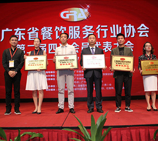 黑龙江省餐饮连锁协会会长潘宇海为新增副会长单位颁